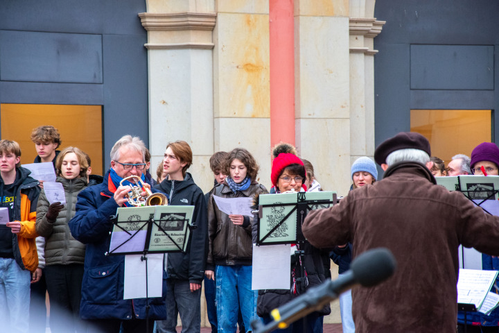Impression des Adventssingens im Innenhof des Landtages