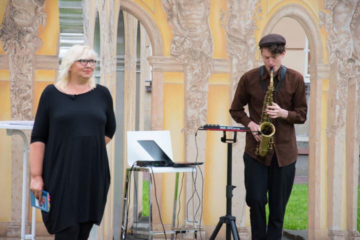 Jana Franke liest Texte zu Zeit und Umbruch, vertont und begleitet von Wenzel Benn mit dem Saxophon.