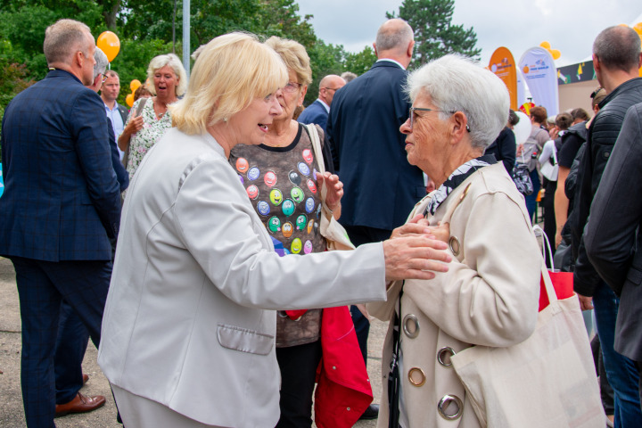 Landtagspräsidentin Prof. Dr. Ulrike Liedtke (l.) im Gespräch mit Bürgerinnen