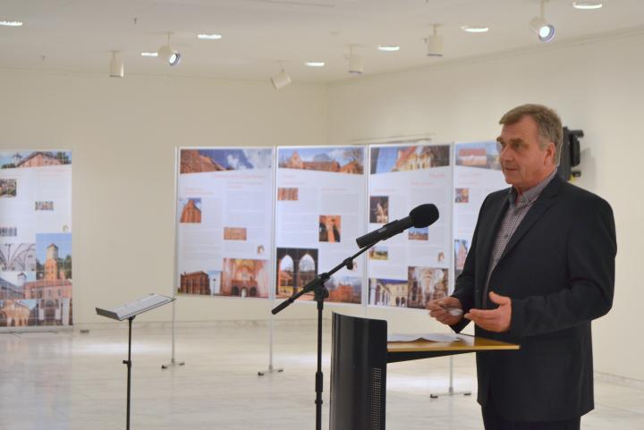 Mitglied des Präsidiums Ralf Christoffers begrüßt zur Ausstellungseröffnung.