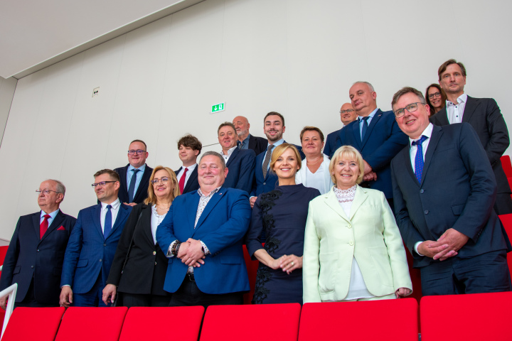 Gruppenfoto auf der Besuchertribüne im Plenarsaal mit der Landtagspräsidentin Prof. Dr. Ulrike Liedtke (1. R. 2. v. r.), der Präsidentin des Sejmiks der Woiwodschaft Lubuskie Anna Synowiec (1. R. 3. v. r.), dem Vorsitzenden des Europaausschusses Johannes Funke (1. R. 1. v. r.), den weiteren Delegationsmitgliedern des Sejmiks der Woiwodschaft Lubuskie und den Mitgliedern des Europaausschusses des Landtages.