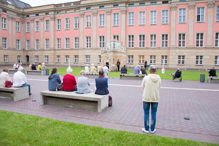 Blick in den Innenhof des Landtages während der Lesung.