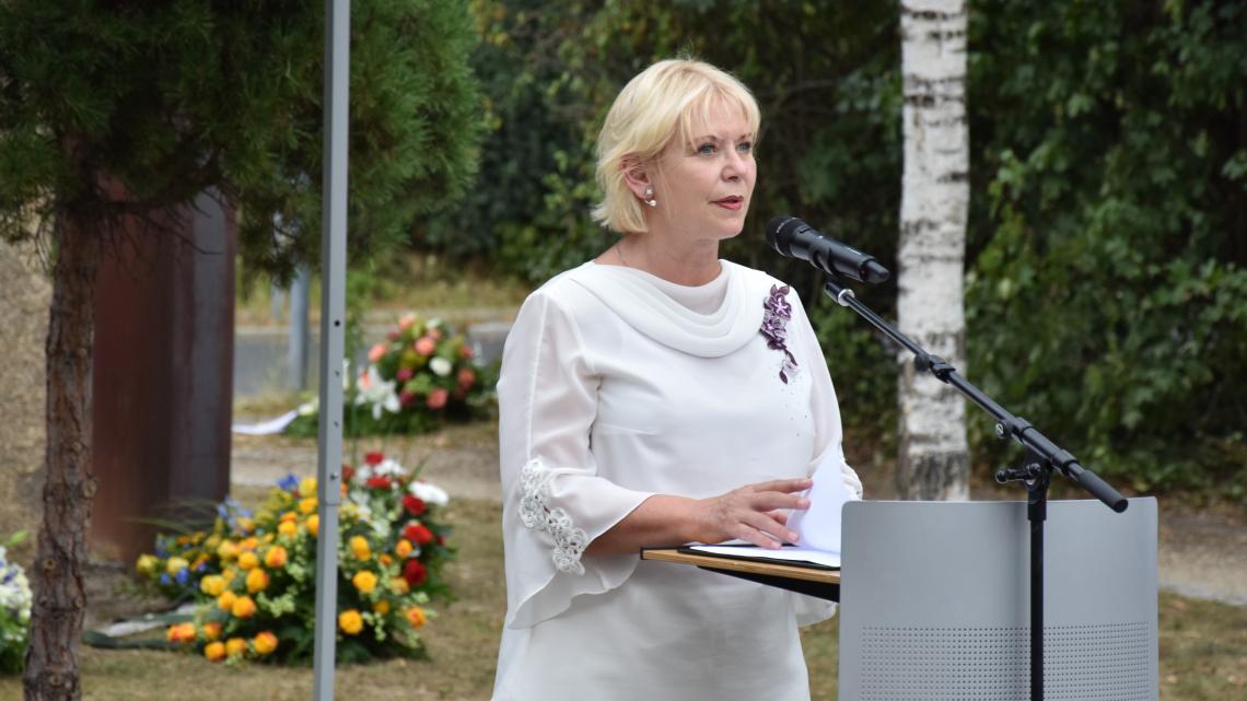 Landtagspräsidentin Prof. Dr. Ulrike Liedtke gedenkt in ihrer Rede den Opfern von Mauer und SED-Diktatur