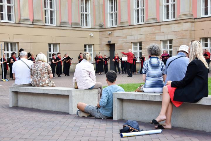 Blick in den Innenhof während des musikalischen Programmes des Gemischten Chores Strausberg