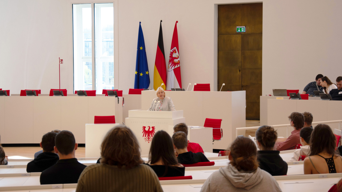 Landtagspräsidentin Prof. Dr. Ulrike Liedtke begrüßt die Schülerinnen und Schüler zum Zukunftstag 2025
