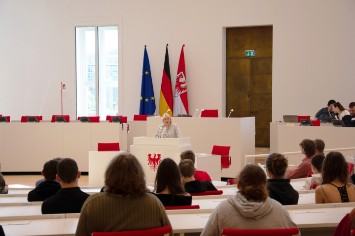 Landtagspräsidentin Prof. Dr. Ulrike Liedtke begrüßt die Schülerinnen und Schüler zum Zukunftstag 2025