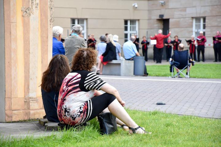 Blick in den Innenhof während des musikalischen Programmes des Gemischten Chores Strausberg