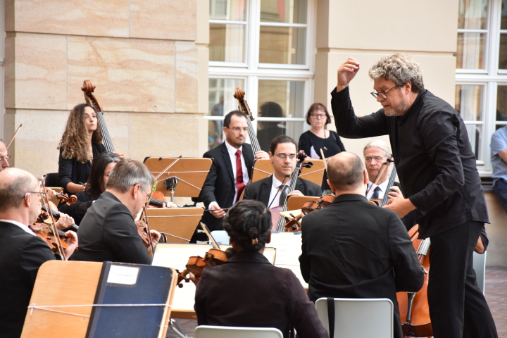 Konzert der Brandenburger Symphoniker zur Auftaktveranstaltung „Kunst zur Zeit“ im Innenhof des Landtages.