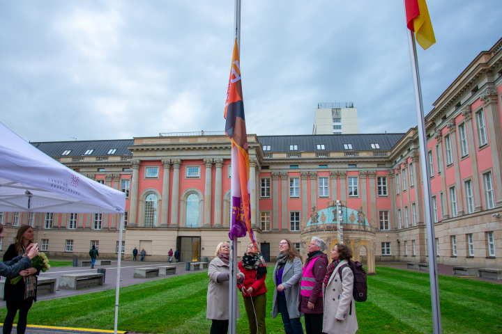 Gemeinsames Hissen der UN-Frauenflagge