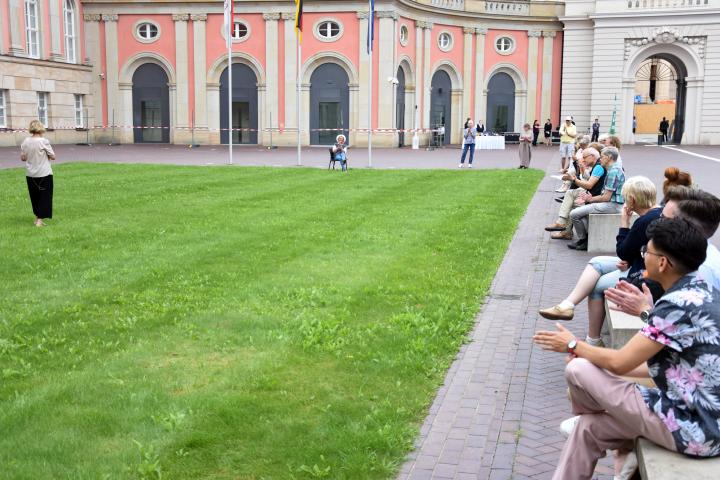 Impression aus dem Innenhof des Landtages während der Aufführung von der Potsdamer Theaterschatulle