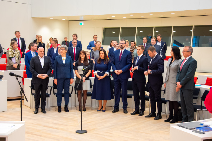 Vereidigung der neu ernannten Ministerinnen und Minister des Landes Brandenburg in der 8. Wahlperiode. V. l. n. r.: Robert Crumbach, Kathrin Schneider, Katrin Lange, Dr. Manja Schüle, Steffen Freiberg, Dr. Benjamin Grimm, Daniel Keller, Britta Müller und Detlef Tabbert