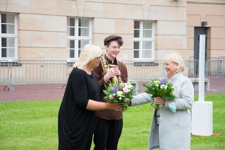 Landtagspräsidentin Prof. Dr. Ulrike Liedtke (r.) bedankt sich bei Jana Franke (l.)