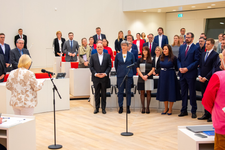 Vereidigung der neu ernannten Ministerinnen und Minister des Landes Brandenburg in der 8. Wahlperiode vor dem Plenum.