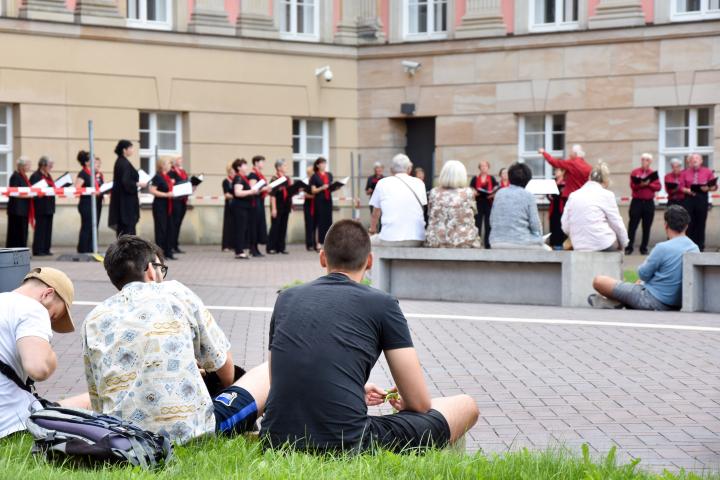 Blick in den Innenhof während des musikalischen Programmes des Gemischten Chores Strausberg