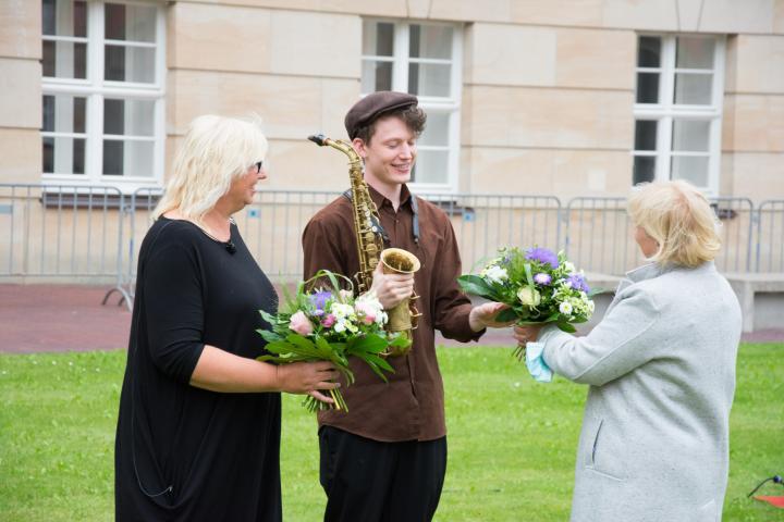 Landtagspräsidentin Prof. Dr. Ulrike Liedtke (r.) bedankt sich bei Wenzel Benn (m.)