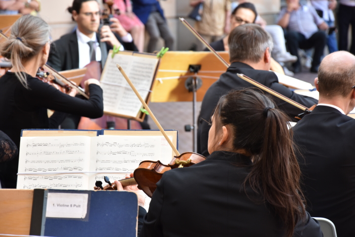 Konzert der Brandenburger Symphoniker zur Auftaktveranstaltung „Kunst zur Zeit“ im Innenhof des Landtages.