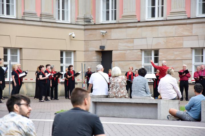 Blick in den Innenhof während des musikalischen Programmes des Gemischten Chores Strausberg