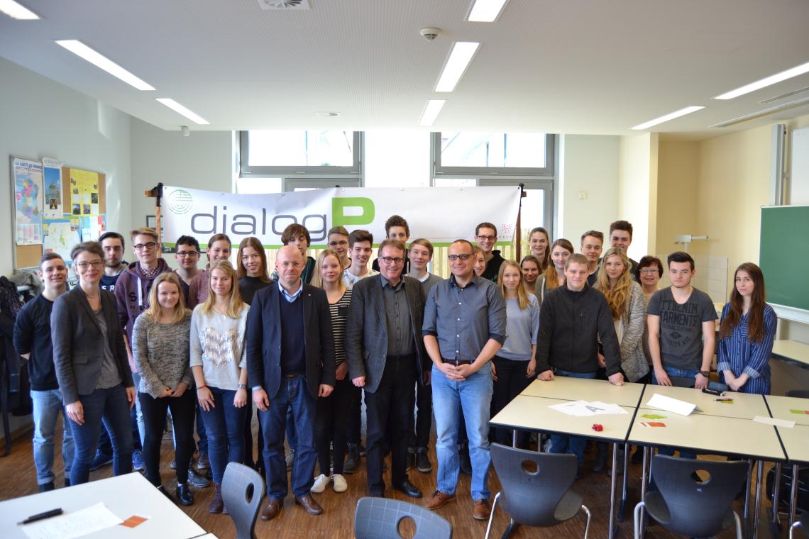 Gruppenfoto der Schülerinnen und Schüler, Lehrerinnen sowie Abgeordnete nach der Veranstaltung dialogP im Humbold-Gymnasium Eichwalde