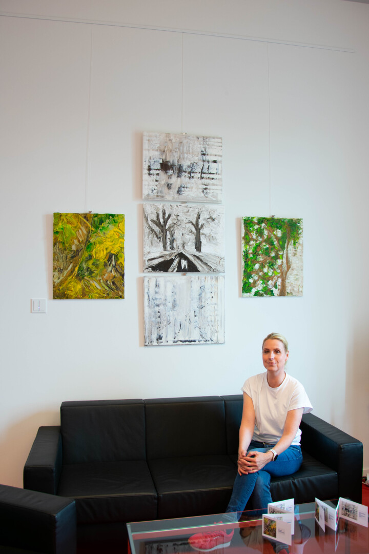 Die Künstlerin Jana Schönheit vor ihren Werken „Herbst-Schönheiten“ (l.), „Schneeweiß und Winterbraun 2“ (m. o.), „Schneeweiß und Winterbraun 3“ (m. m.), „Schneeweiß und Winterbraun 1“ (m. u.) und „Haselnusszweig Anfang April“ (r.) im Büro der Landtagspräsidentin.