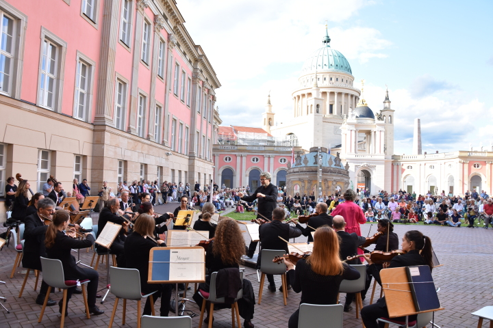 Konzert der Brandenburger Symphoniker zur Auftaktveranstaltung „Kunst zur Zeit“ im Innenhof des Landtages.