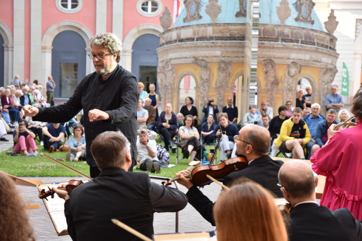 Konzert der Brandenburger Symphoniker zur Auftaktveranstaltung „Kunst zur Zeit“ im Innenhof des Landtages.