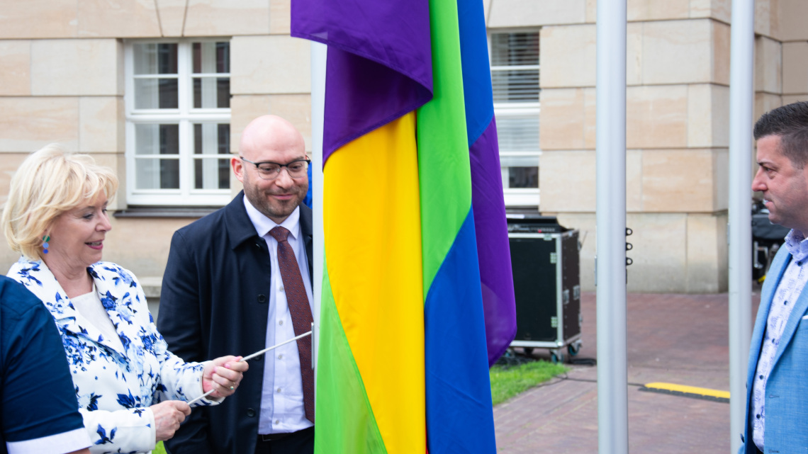 Präsidentin hisst Regenbogenflagge für Toleranz, Akzeptanz und Vielfalt 