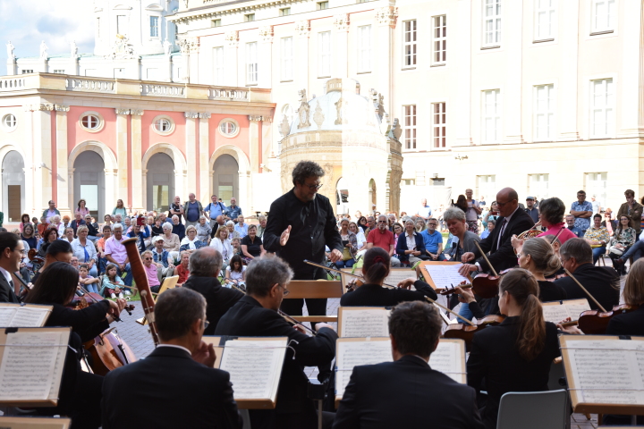 Konzert der Brandenburger Symphoniker zur Auftaktveranstaltung „Kunst zur Zeit“ im Innenhof des Landtages.