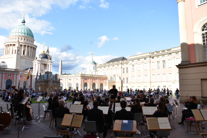 Konzert der Brandenburger Symphoniker zur Auftaktveranstaltung „Kunst zur Zeit“ im Innenhof des Landtages.