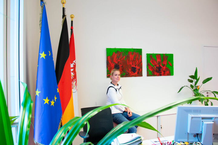 Die Künstlerin Jana Schönheit vor ihren Werken „Mohnblumen I“ (l.) und „Mohnblumen II“ (r.) im Büro der Landtagspräsidentin.