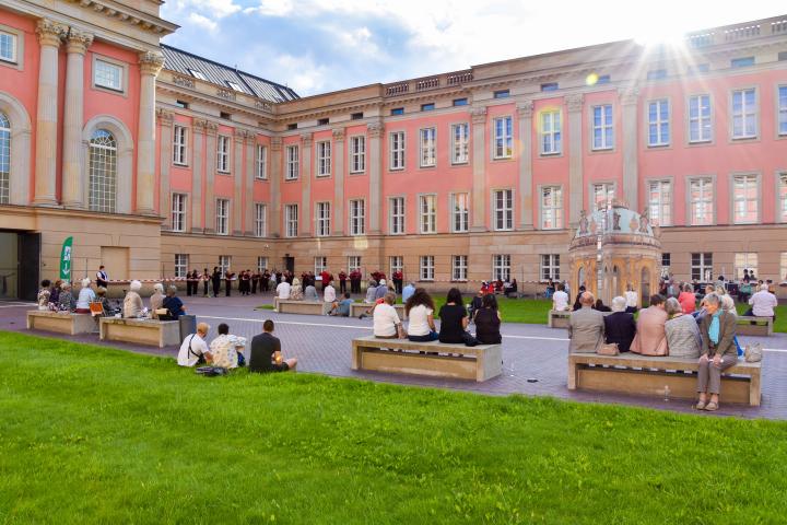 Blick in den Innenhof während des musikalischen Programmes des Gemischten Chores Strausberg