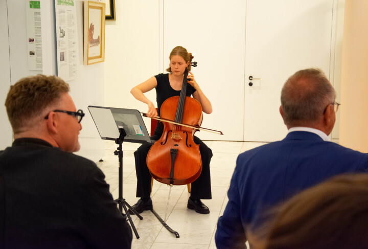 Musikalische Eröffnung der Ausstellung durch Julie Auer