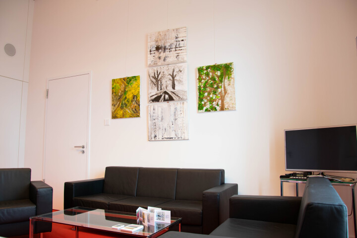 Die Werke „Herbst-Schönheiten“ (l.), „Schneeweiß und Winterbraun 2“ (m. o.), „Schneeweiß und Winterbraun 3“ (m. m.), „Schneeweiß und Winterbraun 1“ (m. u.) und „Haselnusszweig Anfang April“ (r.) der Künstlerin Jana Schönheit im Büro der Landtagspräsidentin.