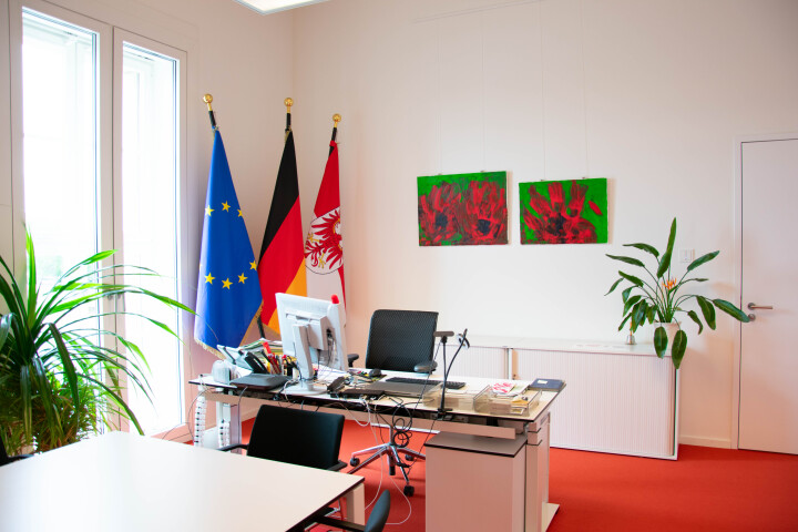 Die Werke „Mohnblumen I“ (l.) und „Mohnblumen II“ (r.) der Künstlerin Jana Schönheit im Büro der Landtagspräsidentin.