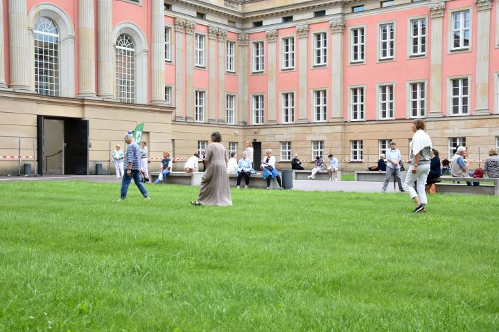 Impression aus dem Innenhof des Landtages während der Aufführung von der Potsdamer Theaterschatulle