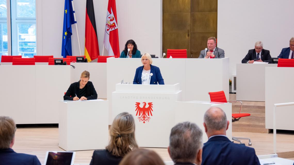 Landtagspräsidentin Prof. Dr. Ulrike Liedtke im Plenarsaal 