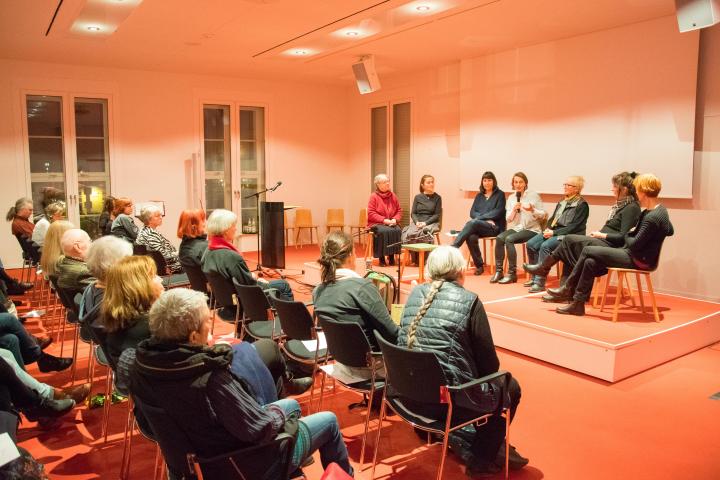 Christine Düwel im Gespräch mit Künstlerinnen während der zweiten Podiumsrunde