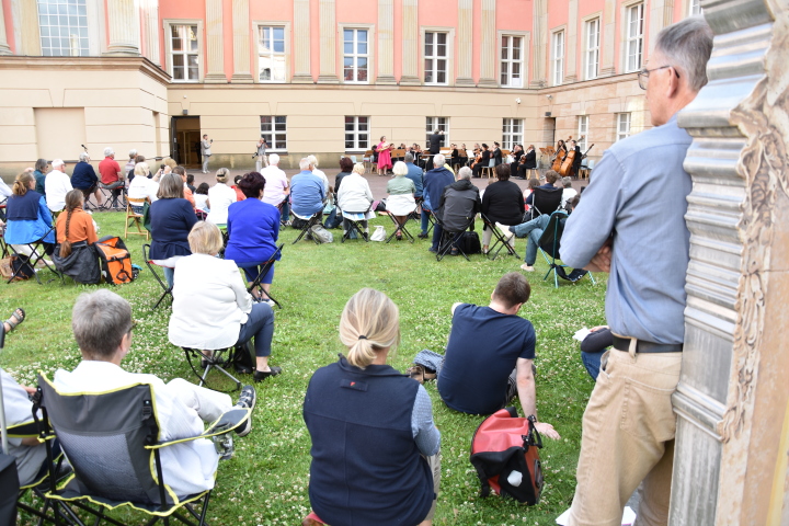 Impression der Auftaktveranstaltung „Kunst zur Zeit“ im Innenhof des Landtages