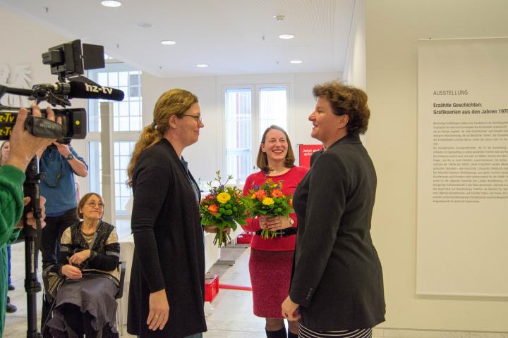 Landtagspräsidentin Britta Stark (r.) bedankt sich bei Frau Dr. Götzmann (m.) und Frau Dr. Havemann (l.).