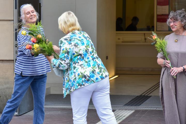 Landtagspräsidentin Prof. Dr. Ulrike Liedtke (r.) bedankt sich bei Liane-Christa Friedrich (l.) für die Aufführung. 