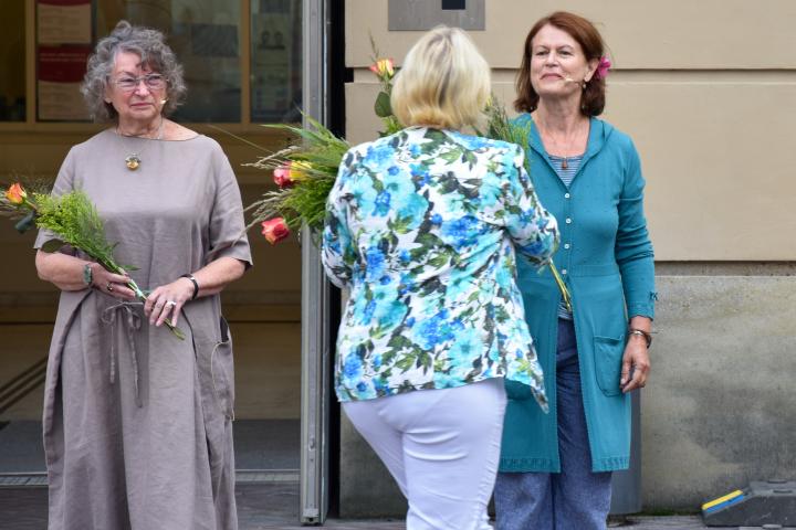 Landtagspräsidentin Prof. Dr. Ulrike Liedtke (m.) bedankt sich bei Karla Werner (l.) und Rosel Zetzsche (r.) für die Aufführung. 