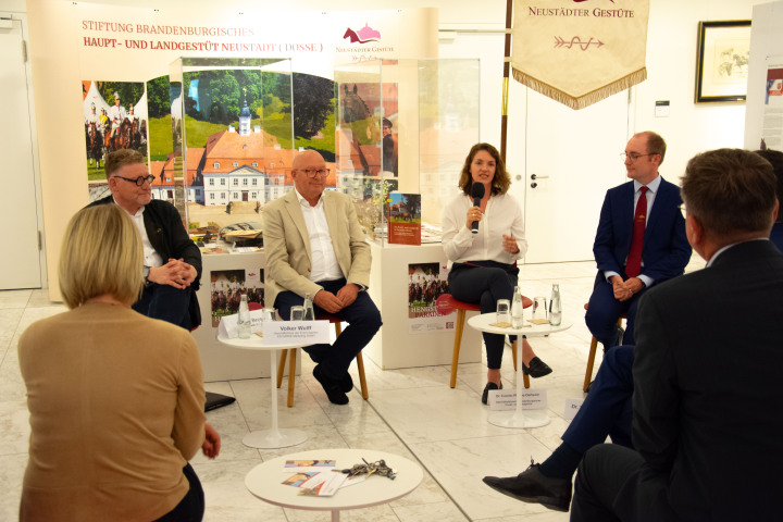 Gesprächsrunde mit Staatssekretär im Ministerium für Land- und Ernährungswirtschaft, Umwelt und Verbraucherschutz und Stiftungsratsvorsitzenden, Gregor Beyer, Initiator des „Neustädter Pferdesommers“, Volker Wulff, Geschäftsführerin des Brandenburgischen Haupt- und Landgestüts Dr. Carolin Pfanne-Oertwich und Landstallmeister Dr. Henning Frevert (v.l.n.r.)