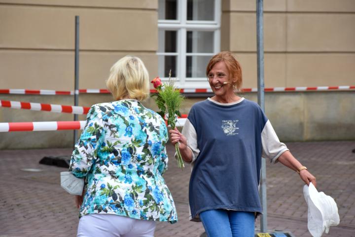 Landtagspräsidentin Prof. Dr. Ulrike Liedtke (l.) bedankt sich bei Milla Lozanskor (r.) für die Aufführung. 