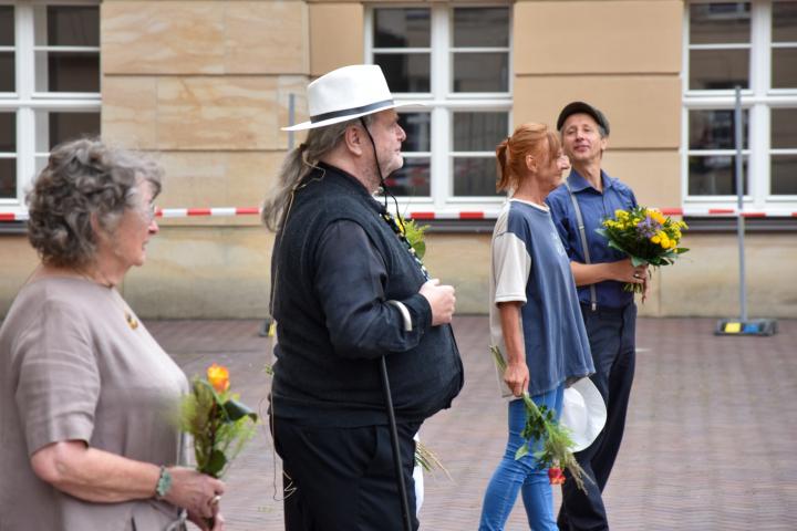 Die Potsdamer Theaterschatulle und ihr Ensembleleiter Steffen Findeisen (r.) bedanken sich beim Publikum. 