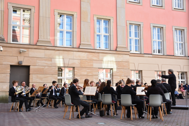 Konzert der Brandenburger Symphoniker zur Auftaktveranstaltung „Kunst zur Zeit“ im Innenhof des Landtages.