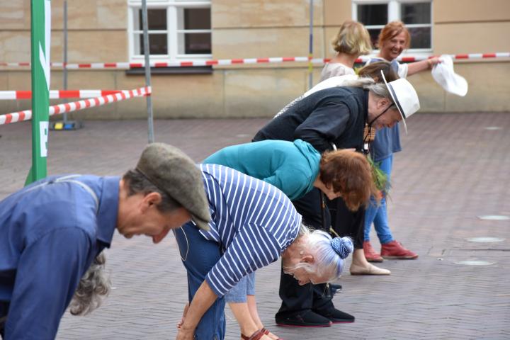 Die Potsdamer Theaterschatulle und ihr Ensembleleiter Steffen Findeisen (l.) bedanken sich beim Publikum. 