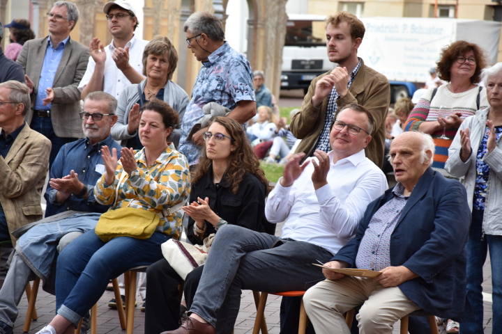 Impression der Auftaktveranstaltung „Kunst zur Zeit“ im Innenhof des Landtages