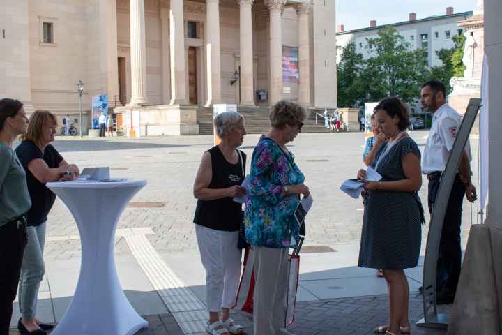 Empfang der Gäste am Fortunaportal zur Auftaktveranstaltung „Kunst zur Zeit“