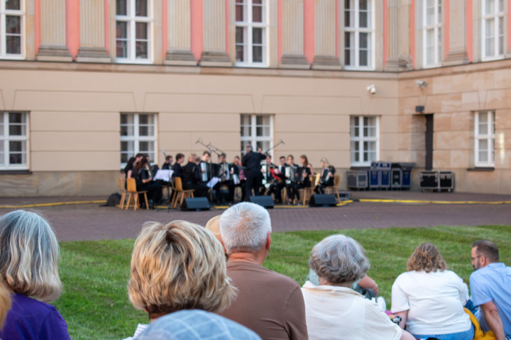 Impression der Auftaktveranstaltung „Kunst zur Zeit 2024“ im Innenhof des Landtages