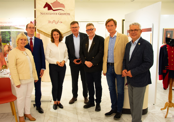 Landtagspräsidentin Prof. Dr. Ulrike Liedtke, Landstallmeister Dr. Henning Frevert, Geschäftsführerin des Brandenburgischen Haupt- und Landgestüts Dr. Carolin Pfanne-Oertwich, Abgeordneter Johannes Funke, Staatssekretär im Ministerium für Land- und Ernährungswirtschaft, Umwelt und Verbraucherschutz und Stiftungsratsvorsitzenden, Gregor Beyer, Geschäftsführer Landesverband Pferdesport Berlin-Brandenburg, Peter Fröhlich, Vorsitzender des Fördervereins des Haupt- und Landgestütes Neustadt (Dosse) (v.l.n.r.)