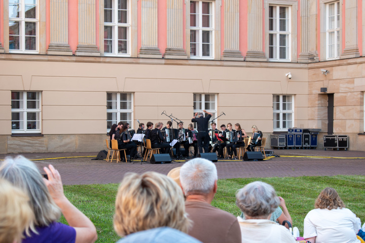Das LandesJugendAkkordeonOrchester Brandenburg eröffnet die Veranstaltungsreihe „Kunst zur Zeit 2024“ im Innenhof des Landtages.